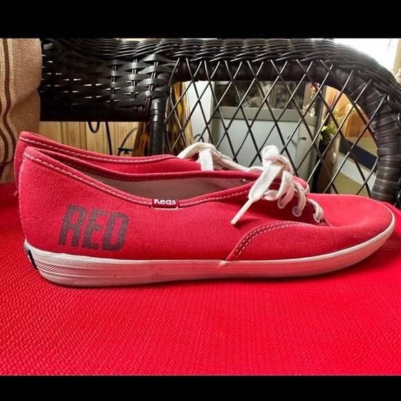 Taylor Swift Red Keds Size 9 Brand new - Picture 2 of 3